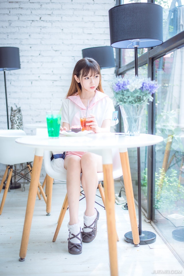 “事急从权，如今既然要用张任，说不得，当用一些手段。”法正微笑道。